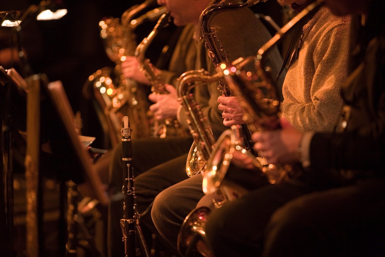 bigband: saxophone section of a jazz band in concert